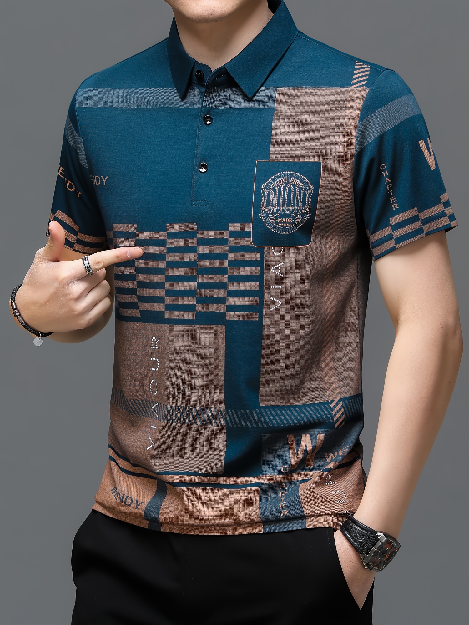 66271e31-5082-4681-8556-a4eb022d3d0c.jpg Men's Irregular Geometric Pattern And Alphabet Print Sports Shirt With Henley Neck, Lapel Collar And Short Sleeve, Casual And Chic Tee For Men, Tops Suitable For Summer Outdoors Activities - Image 1